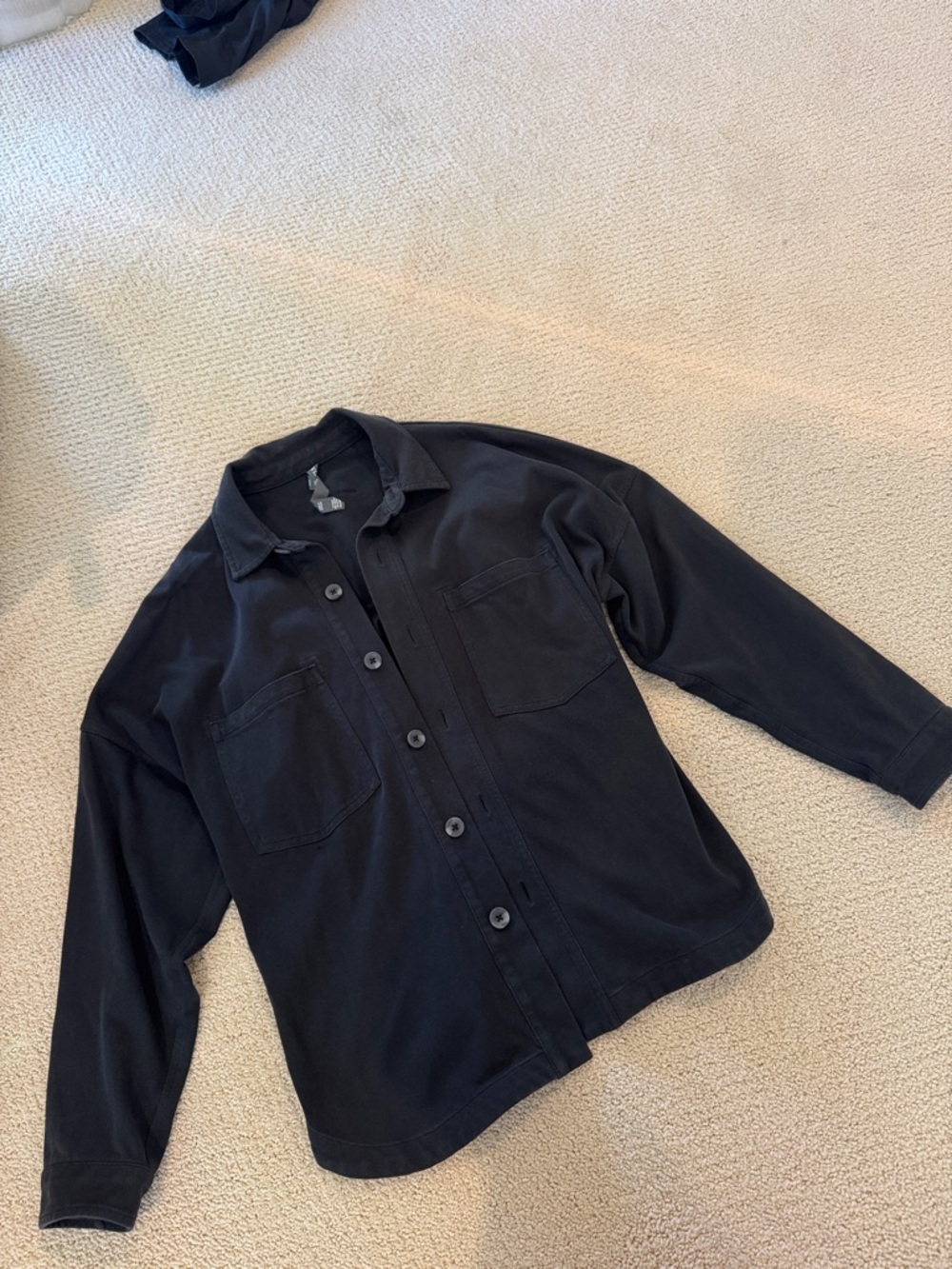 Vuori women’s washed black button-up oversized shirt jacket in xs/s